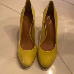 NWOT yellow coach heels 8.5
